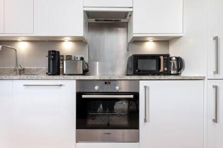 Central, Stunning 2 Bed Apartment With Parking! Кеймбридж Екстериор снимка