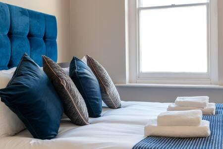 Central, Stunning 2 Bed Apartment With Parking! Кеймбридж Екстериор снимка