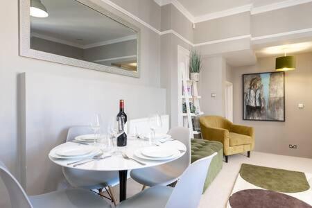 Central, Stunning 2 Bed Apartment With Parking! Кеймбридж Екстериор снимка