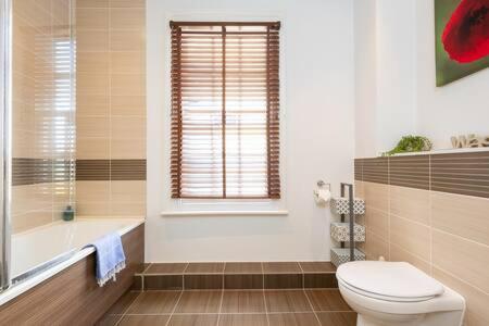 Central, Stunning 2 Bed Apartment With Parking! Кеймбридж Екстериор снимка