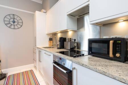 Central, Stunning 2 Bed Apartment With Parking! Кеймбридж Екстериор снимка