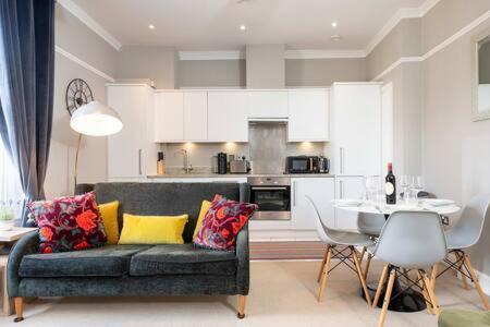 Central, Stunning 2 Bed Apartment With Parking! Кеймбридж Екстериор снимка