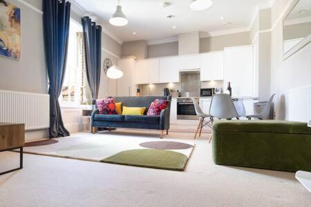 Central, Stunning 2 Bed Apartment With Parking! Кеймбридж Екстериор снимка